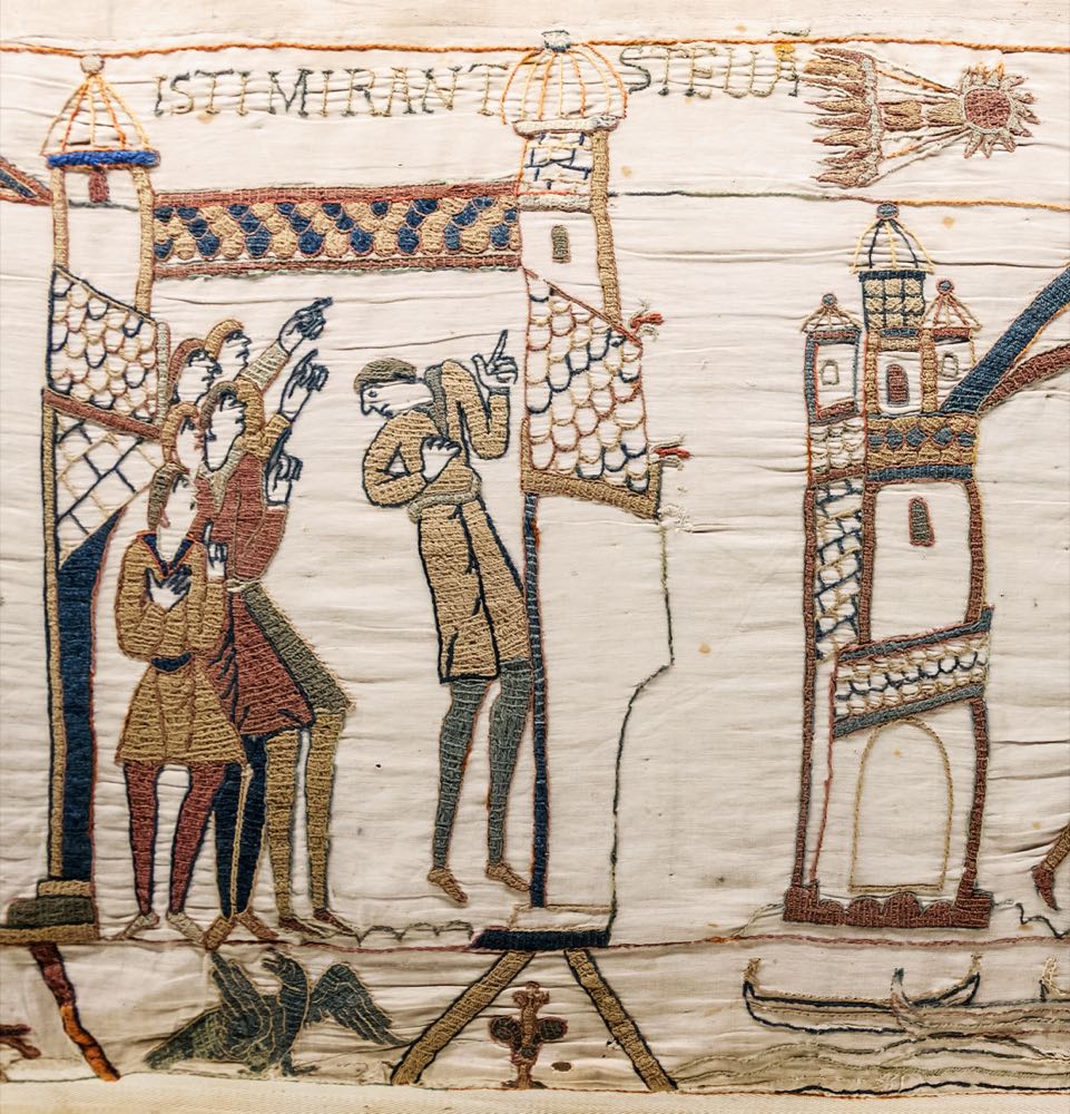 Una escena del tapiz de Bayeux muestra a una multitud señalando un cometa llameante observado como un presagio, mientras al rey Harold le comunican la noticia.