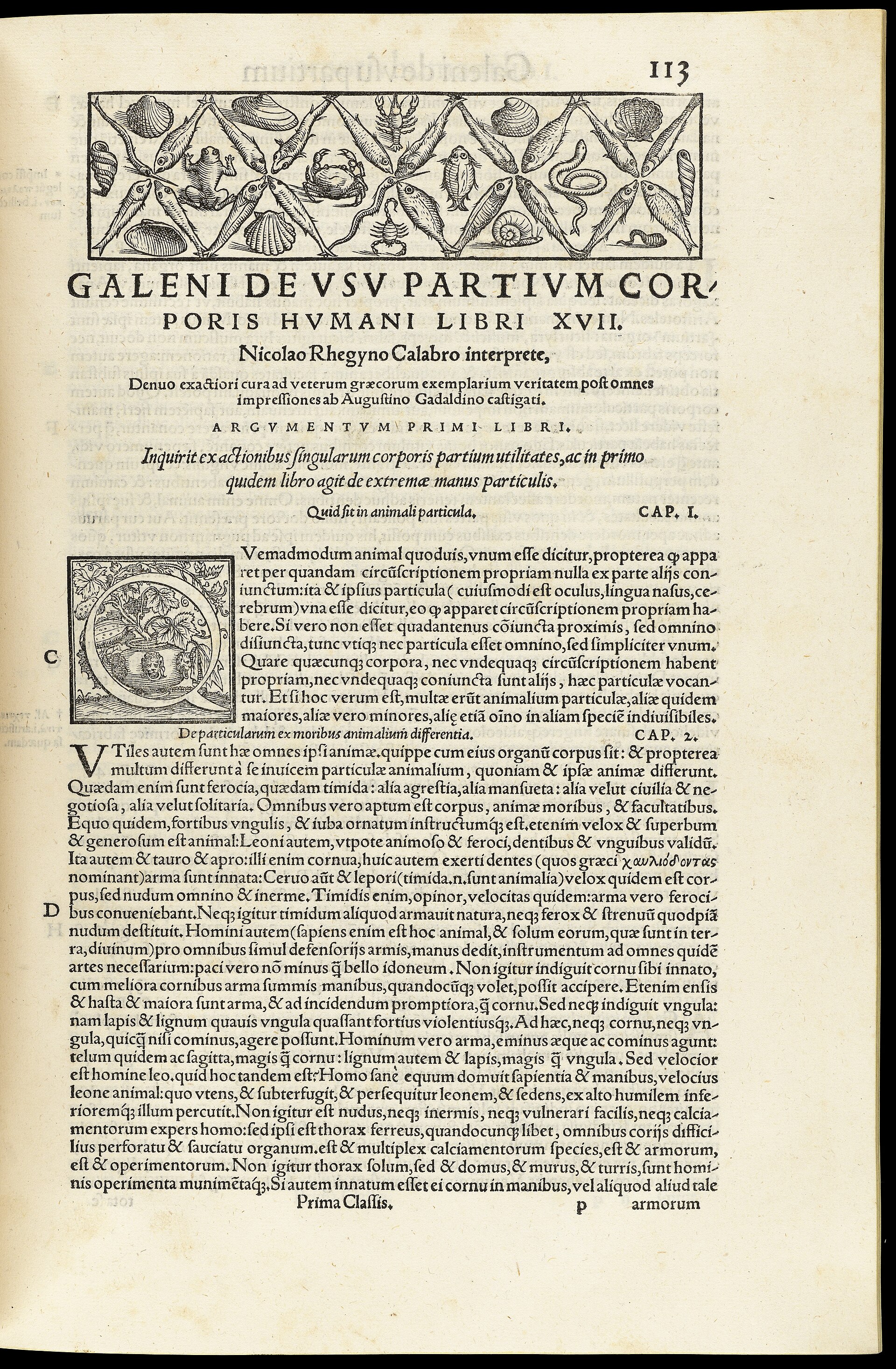 Frontispício de uma edição antiga das obras médicas de Galeno, com o médico sentado entre seus livros.