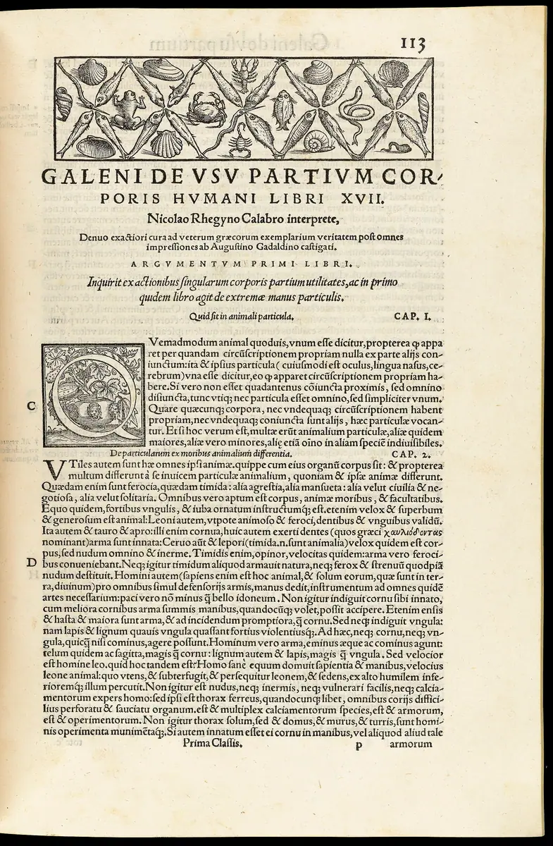 Frontispício de uma edição antiga das obras médicas de Galeno, com o médico sentado entre seus livros.